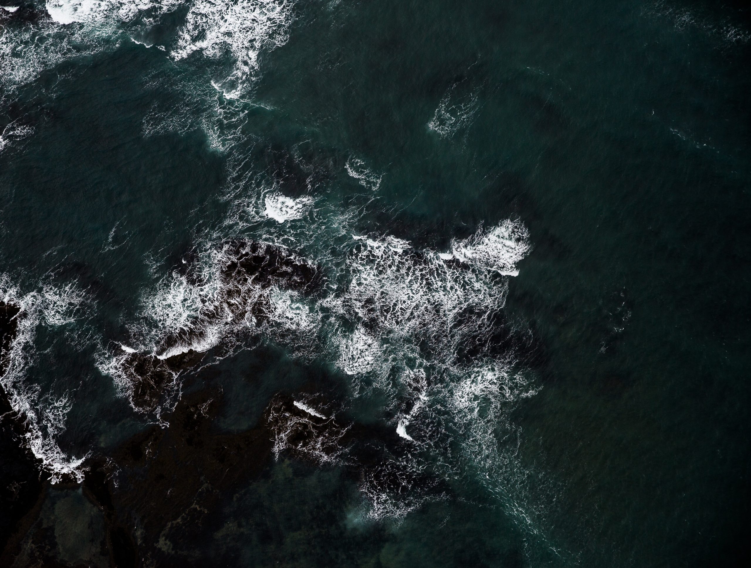 Sea waves in the dark - Photo by Matt Palmer from StockSnap